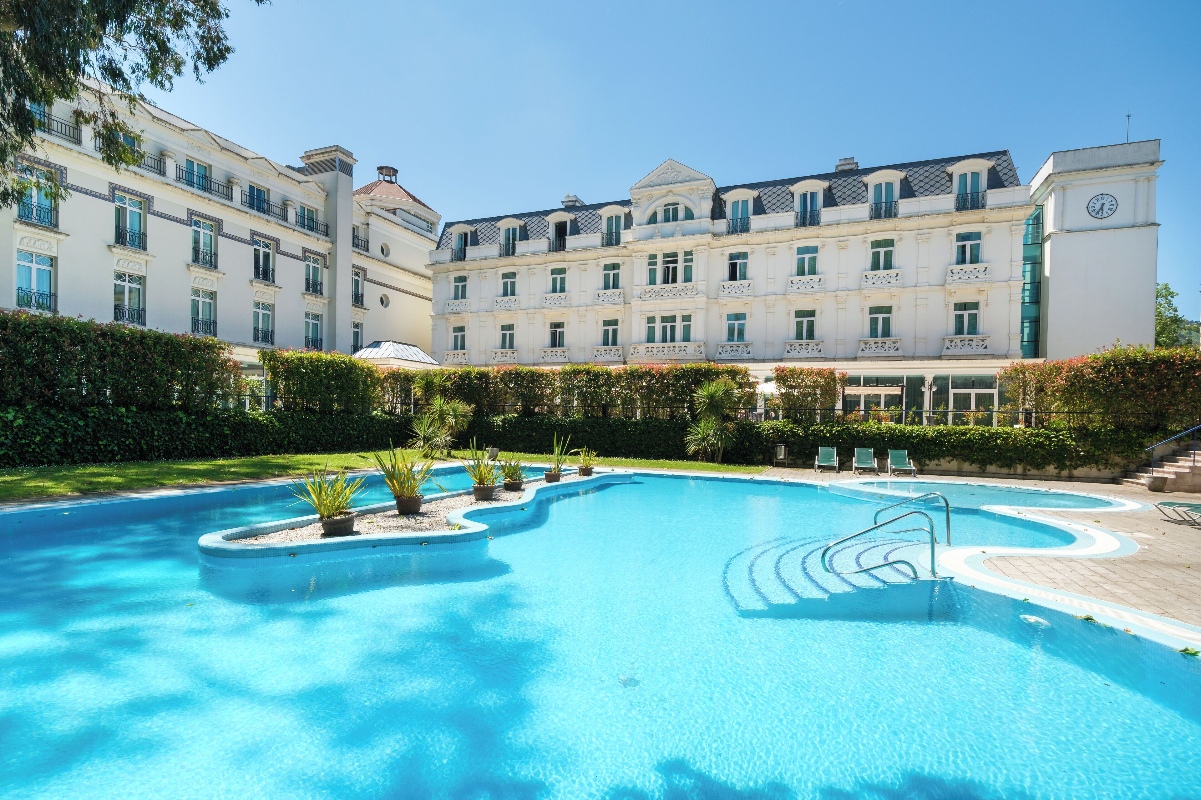 Piscina interna, piscina externa sazonal, guarda-sóis, espreguiçadeiras