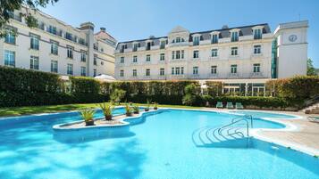 Alberca techada y alberca al aire libre por temporada