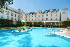 Innenpool, Außenpool (je nach Saison geöffnet), Sonnenschirme