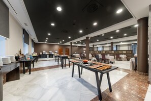 Tägliches Frühstücksbuffet (22 EUR pro Person)