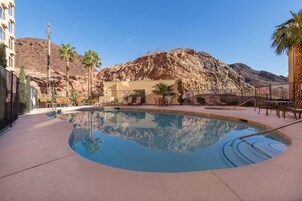 Una piscina al aire libre de temporada