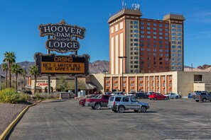 Une enseigne d’hôtel pour le Hoover Dam Lodge, avec un écran numérique affichant de la publicité pour des jeux de casino.