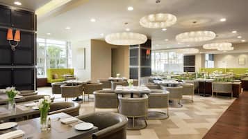 Sarapan, makan tengah hari dan makan malam dihidangkan