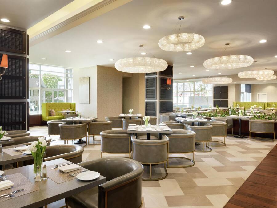 Frukost, lunch och middag serveras