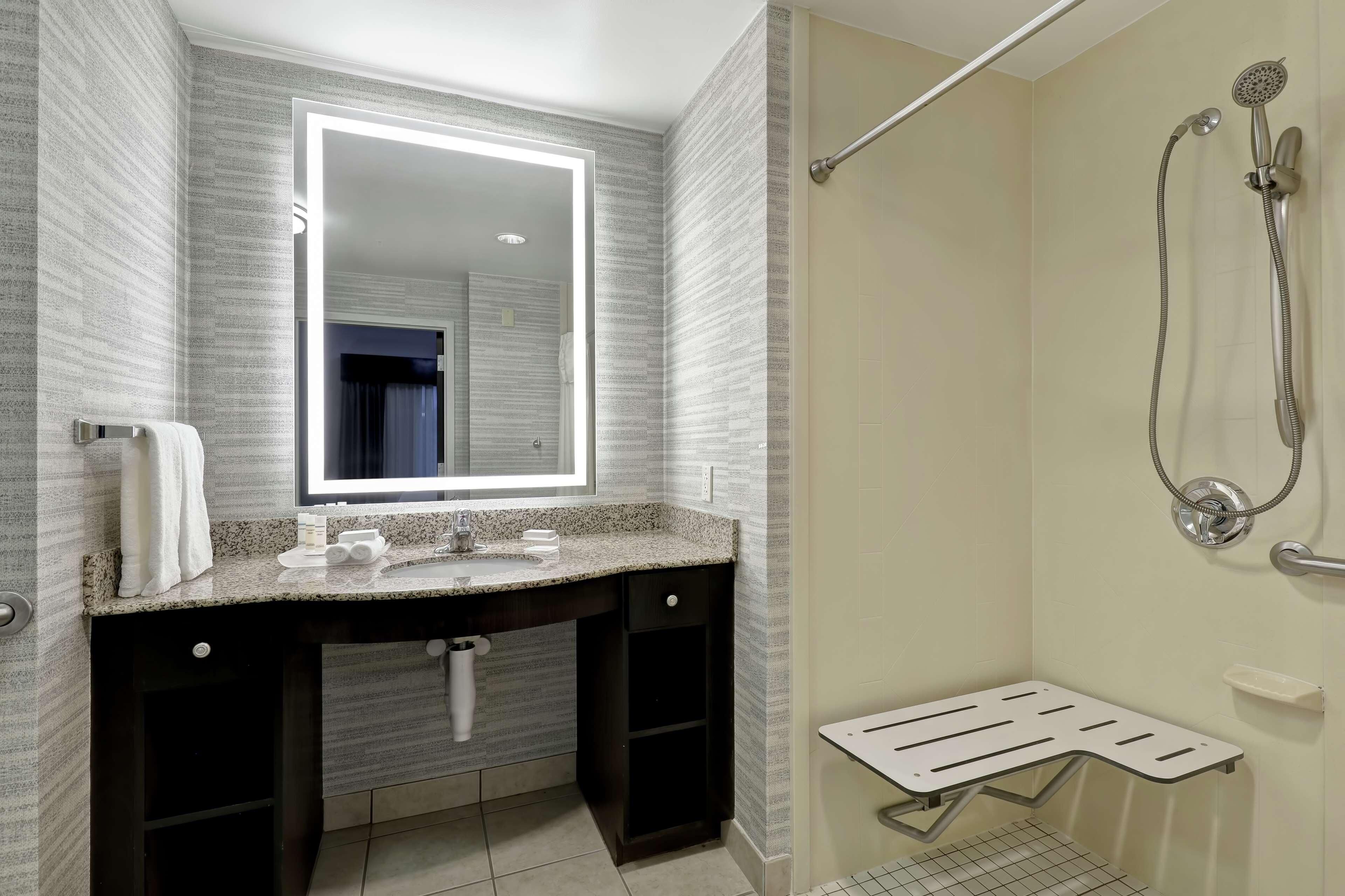 Baño | Artículos de higiene personal gratuitos, secador de pelo y toallas