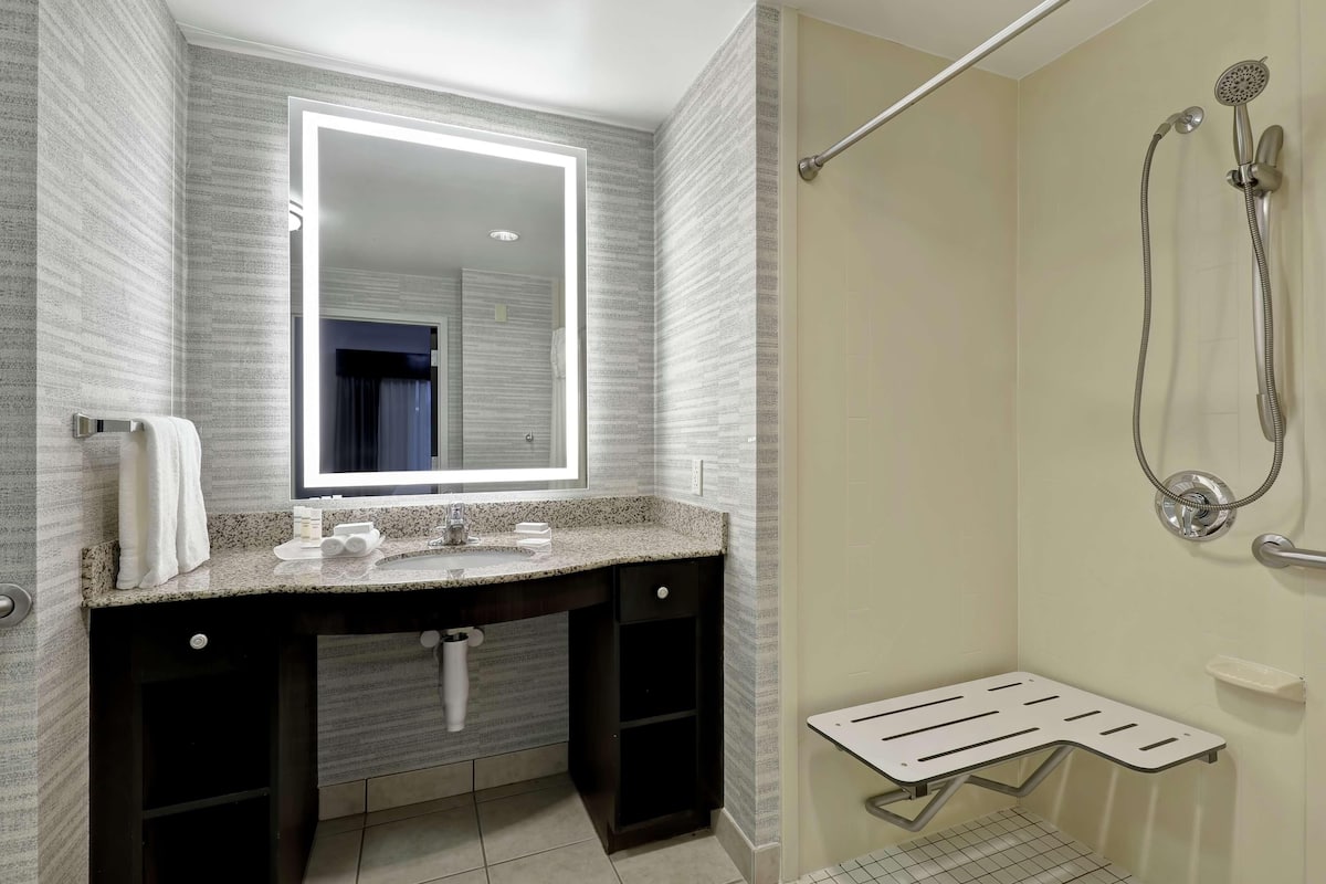 Bathroom | Free toiletries, hair dryer, towels