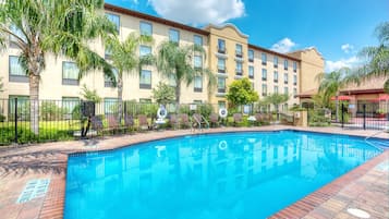Una piscina al aire libre (de 06:00 a 23:00), sombrillas