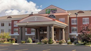 A Holiday Inn Express & Suites building with a covered entrance, multiple floors, and a parking lot. - Holiday Inn Express Hotel & Suites Vestal by IHG (Vestal)