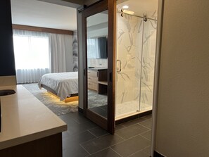 Combined shower/tub, free toiletries, hair dryer, towels - DoubleTree by Hilton Fort Worth Fossil Creek (Fort Worth)