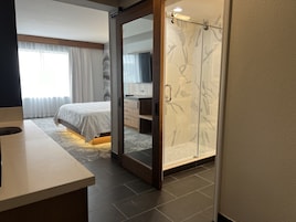 Chuveiro/banheira combinados, produtos de toalete grátis