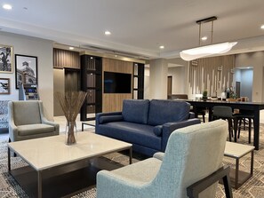 Lobby sitting area - DoubleTree by Hilton Fort Worth Fossil Creek (Fort Worth)