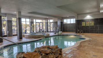 Una piscina techada, sillones reclinables de piscina