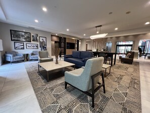 Lobby - DoubleTree by Hilton Fort Worth Fossil Creek (Fort Worth)