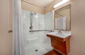 Combined shower/tub, hair dryer, towels, soap - Extended Stay America Select Suites - Denver - Aurora (Aurora)
