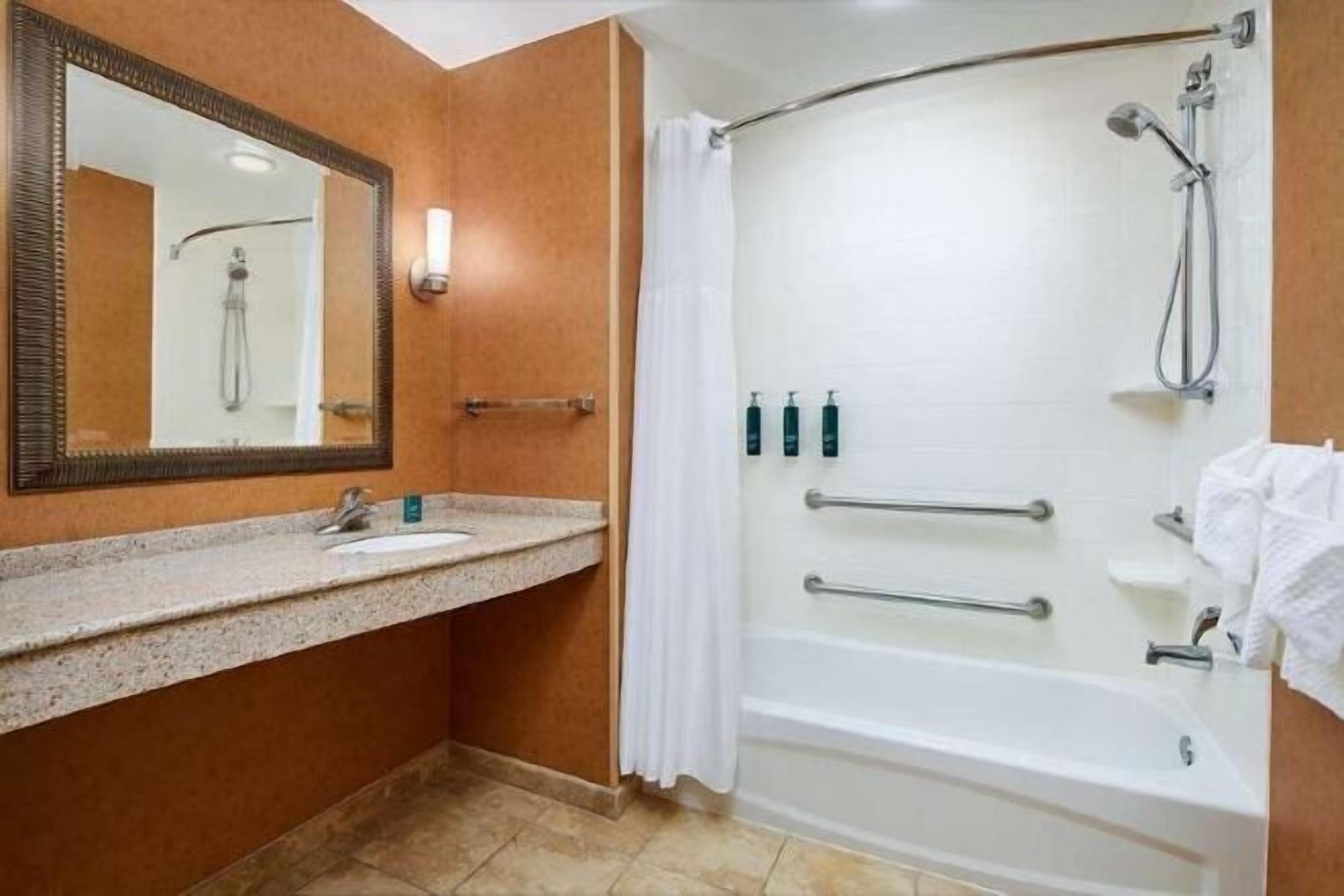 Bad | Kombinert dusj/badekar, toalettartikler (inkludert) og hårføner