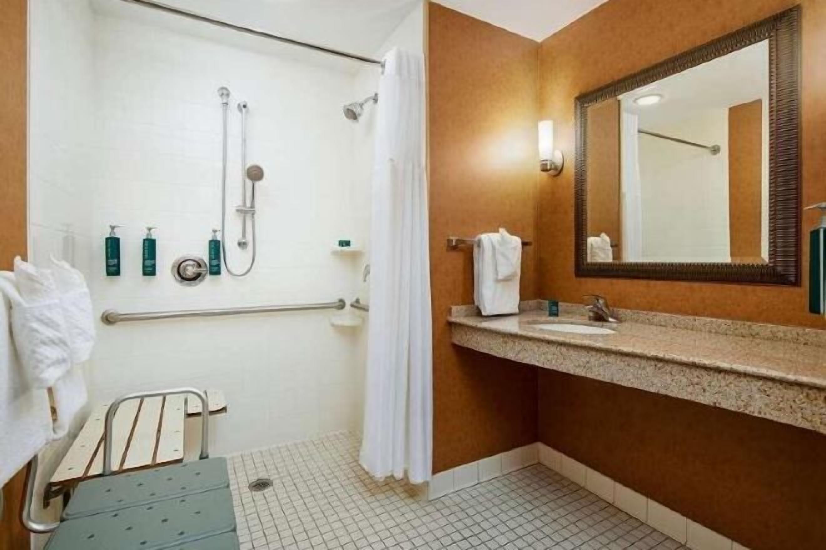 Bathroom | Combined shower/bathtub, free toiletries, hair dryer, towels