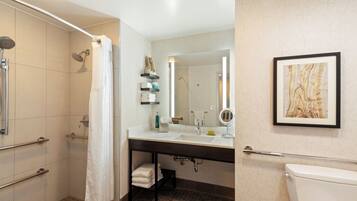 Un baño moderno con ducha, inodoro y lavamanos.