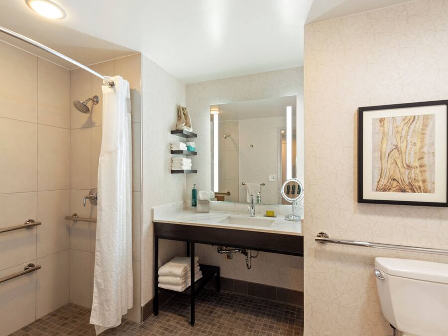 Un baño moderno con ducha, inodoro y lavamanos.