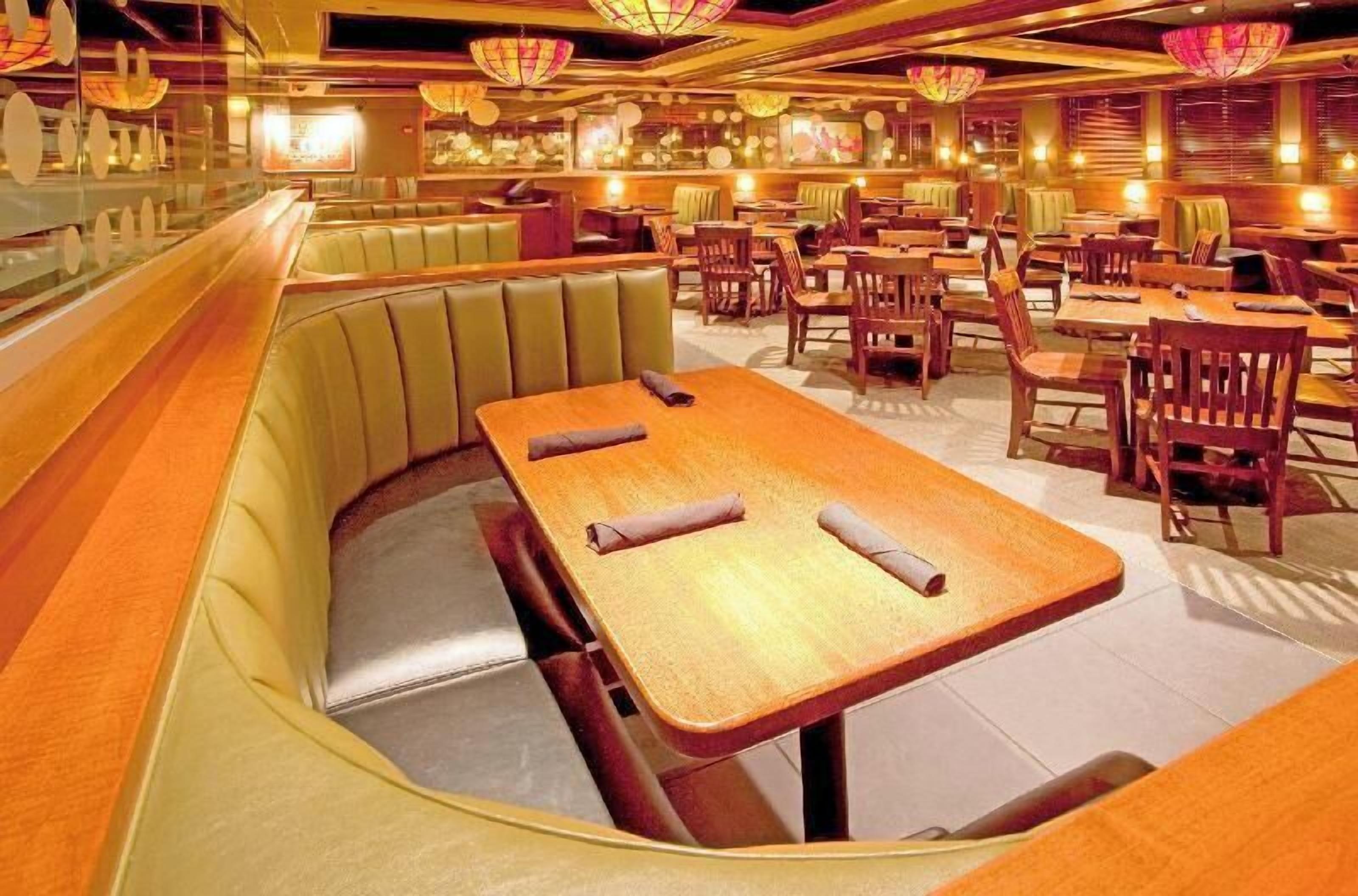Dining | Breakfast, lunch, dinner served; American cuisine 