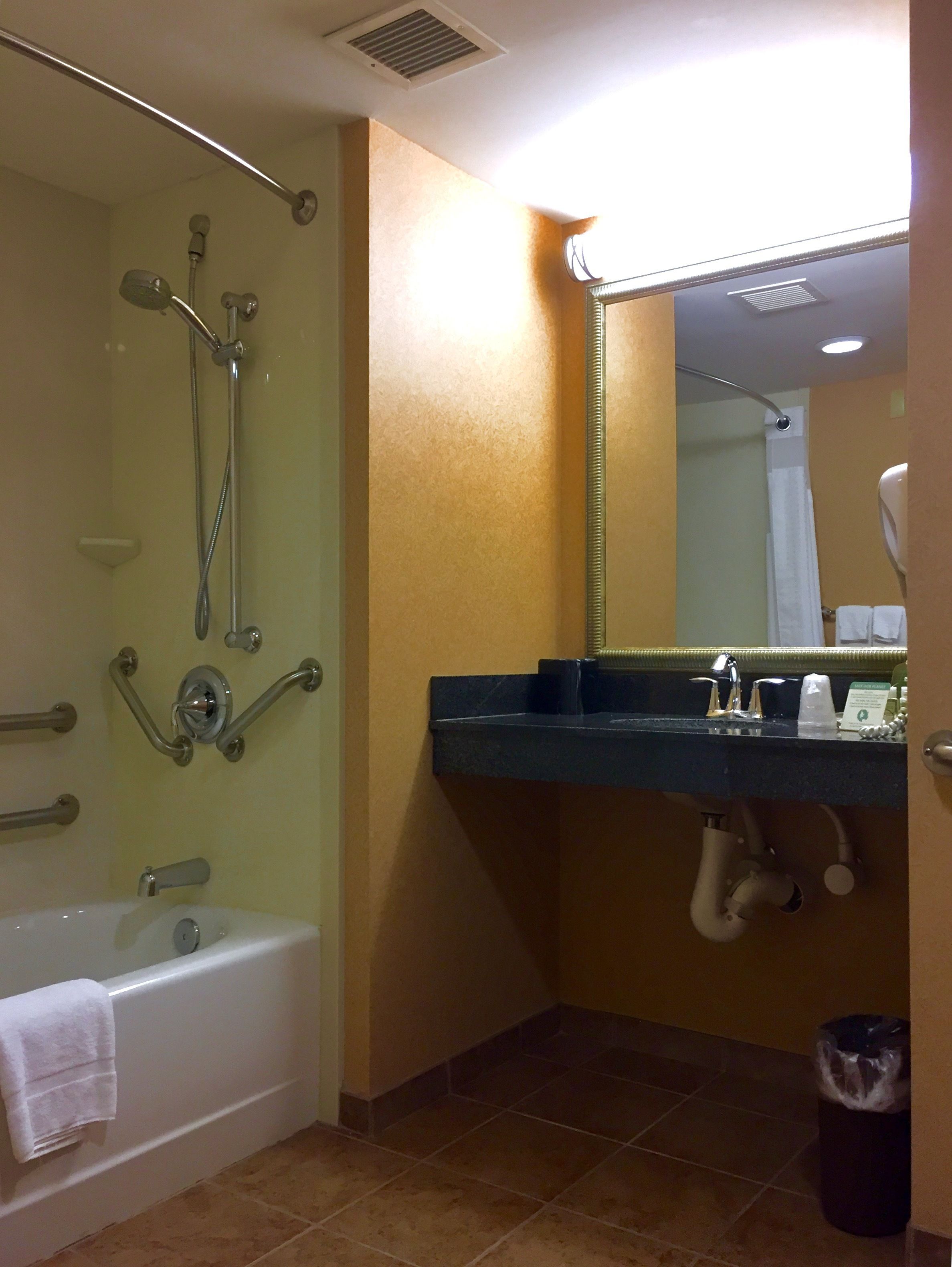 Amenidades de baño de diseñador, secadora de cabello, toallas, jabón 