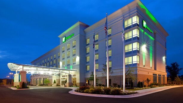 A Holiday Inn hotel with a modern design, featuring a covered entrance and multiple floors. - Holiday Inn Winchester Se-Historic Gateway by IHG (Winchester)