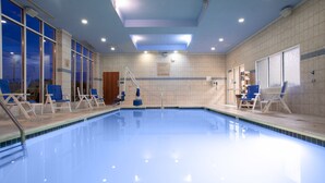 A swimming pool with lounge chairs and a changing room. - Holiday Inn Winchester Se-Historic Gateway by IHG (Winchester)