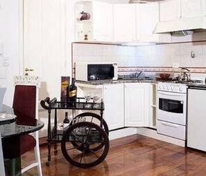 Refrigerador, microondas y utensilios de cocina 