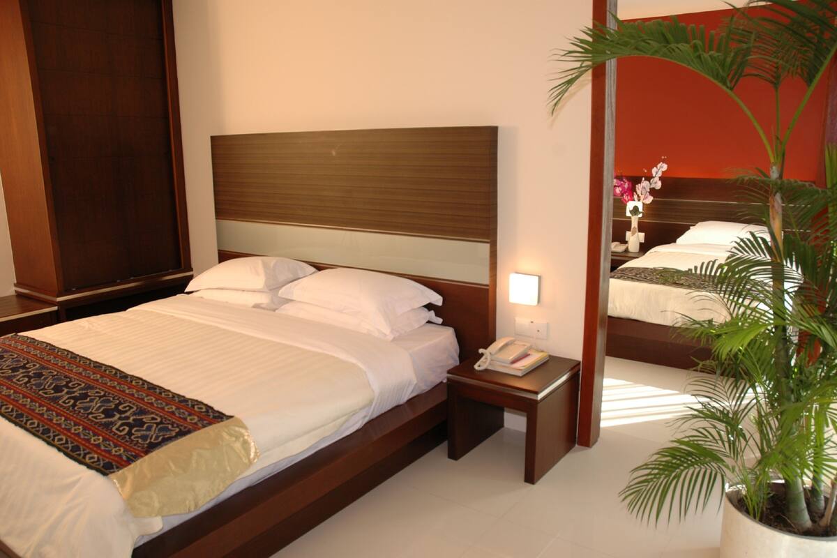 Minibar, in-room safe, desk, iron/ironing board