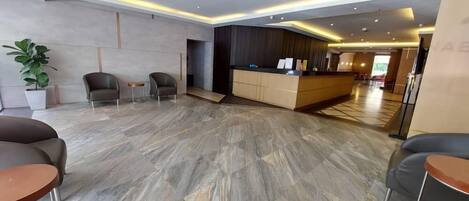 Coin salon dans le hall