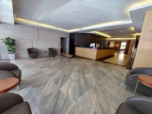 Lobby sitting area - Kinabalu Daya Hotel (Kota Kinabalu)