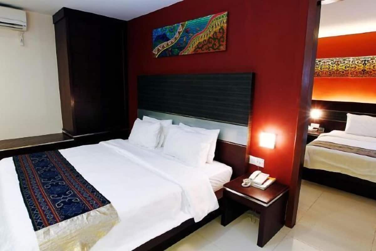 Minibar, in-room safe, desk, iron/ironing board