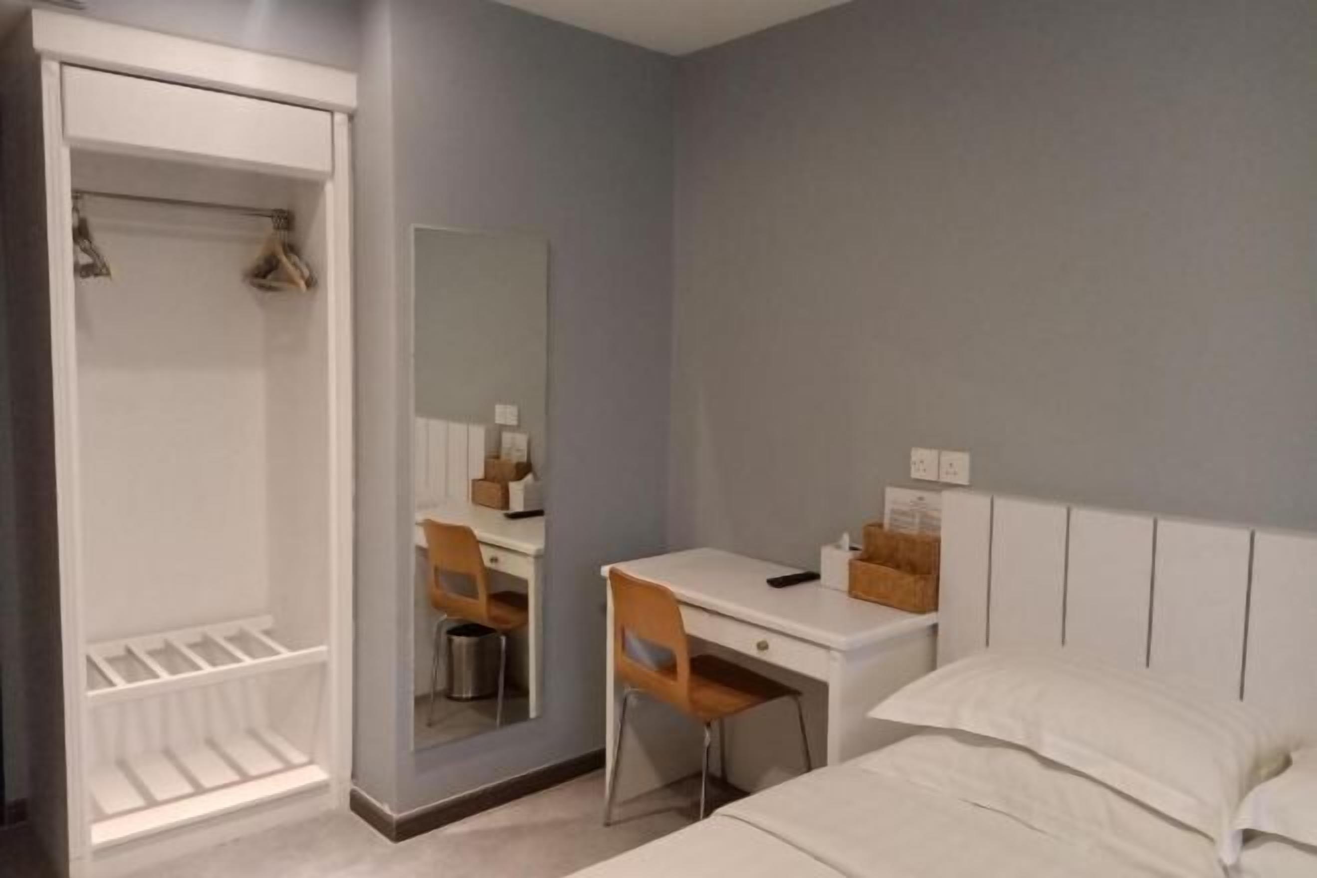 Minibar, in-room safe, desk, iron/ironing board