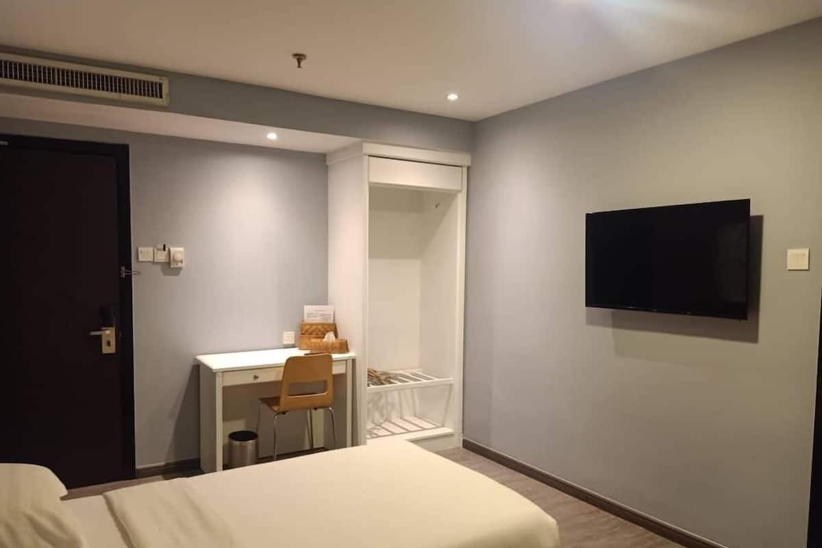 Minibar, in-room safe, desk, iron/ironing board