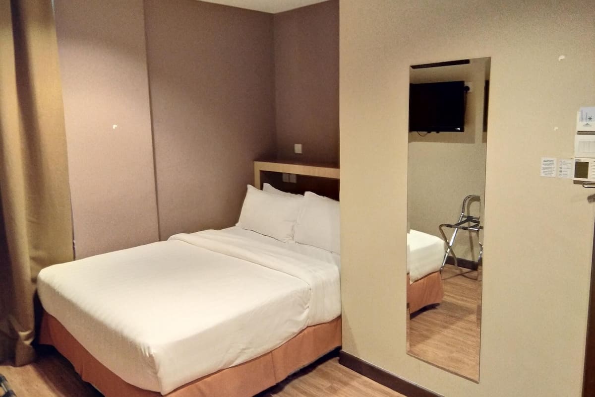 Minibar, in-room safe, desk, iron/ironing board