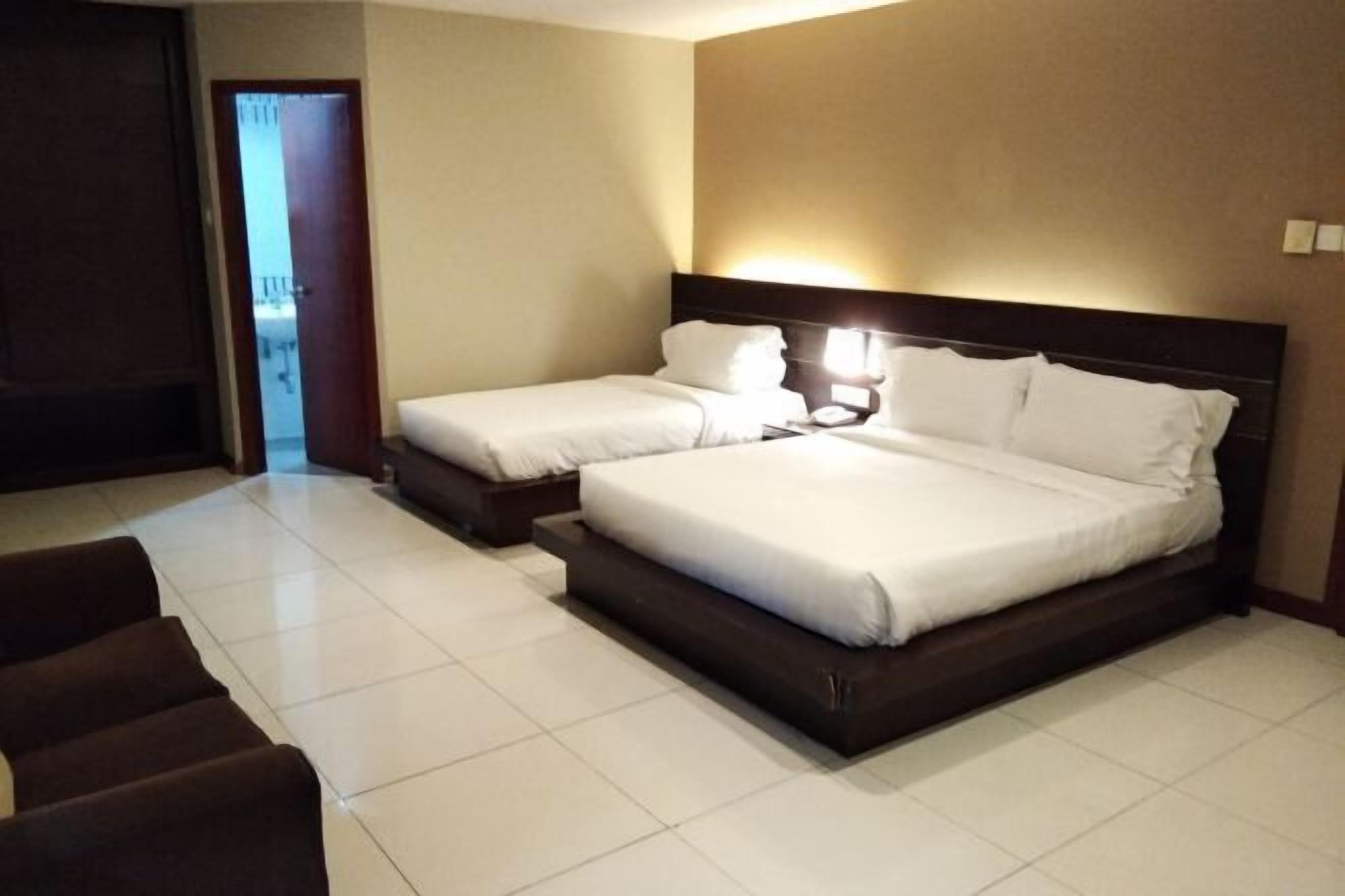 Minibar, in-room safe, desk, iron/ironing board