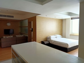 1-Bedroom Apartment | Minibar, una cassaforte in camera, una scrivania, ferro/asse da stiro