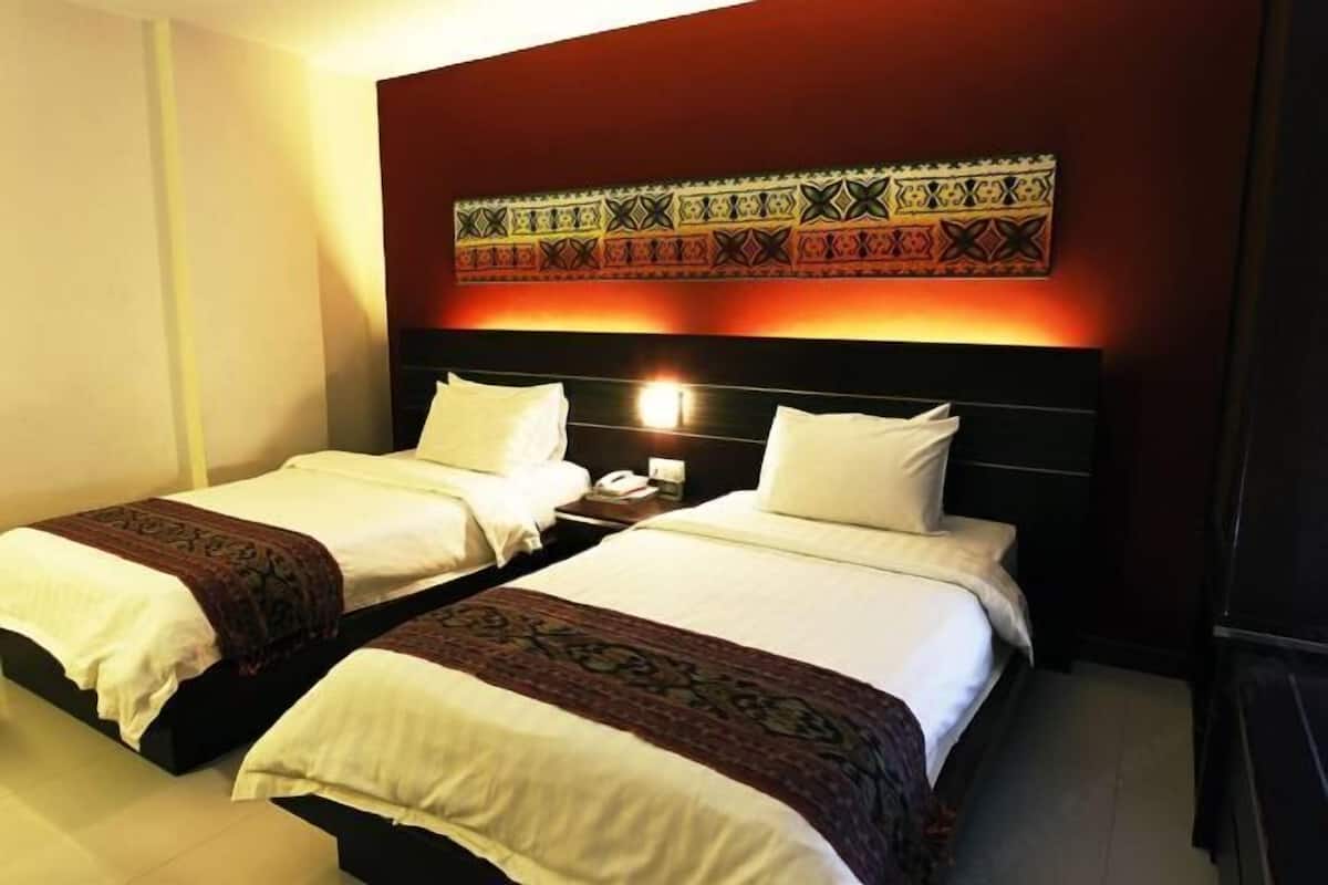 Minibar, in-room safe, desk, iron/ironing board