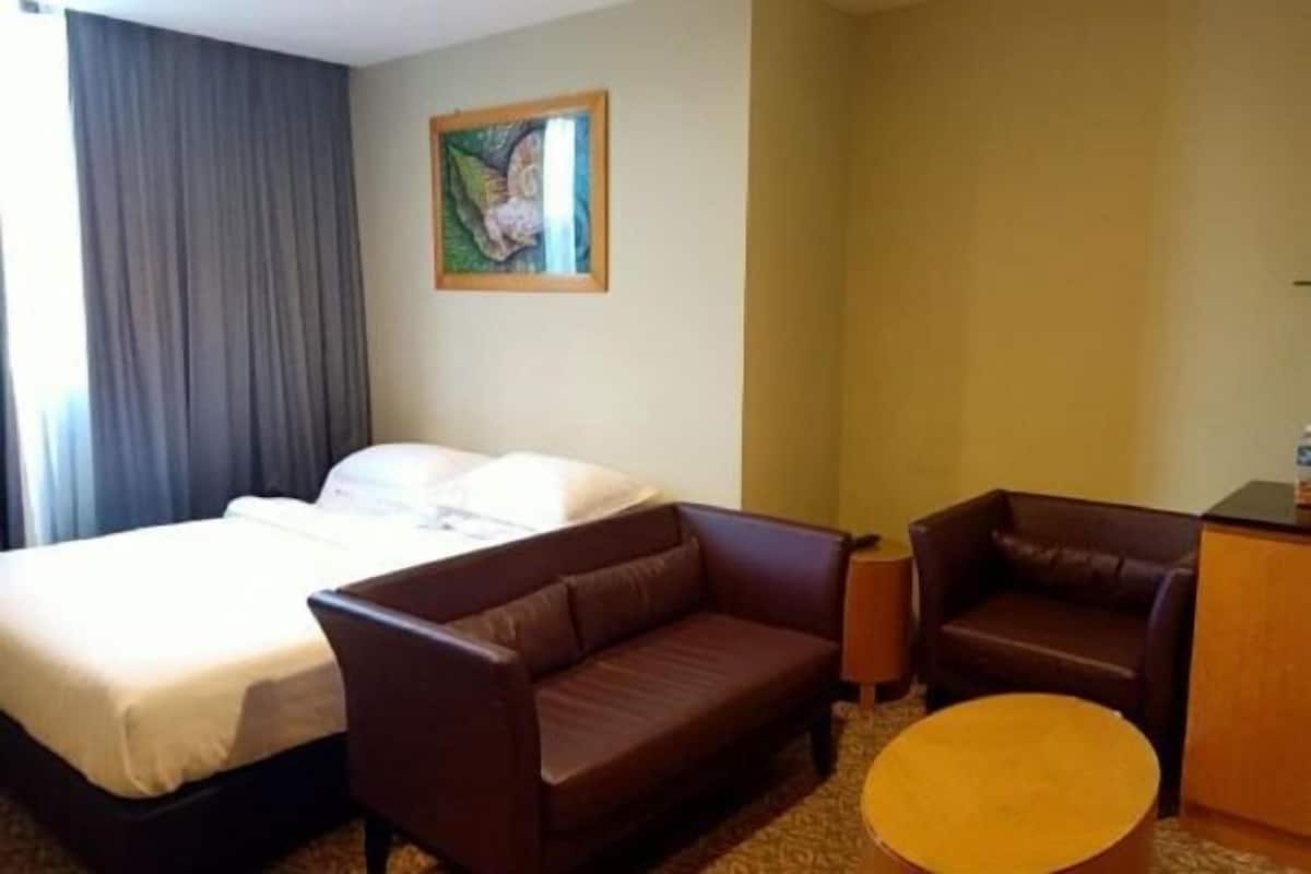 Minibar, in-room safe, desk, iron/ironing board