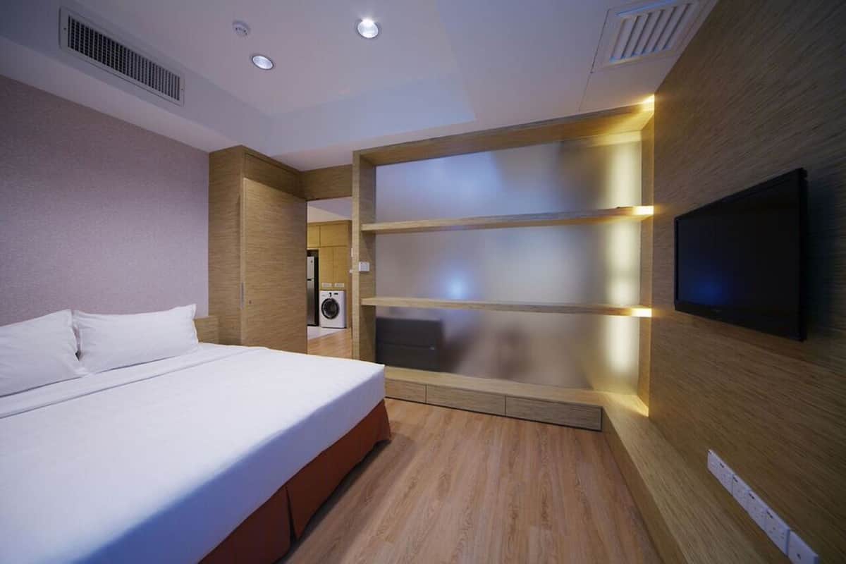 Minibar, in-room safe, desk, iron/ironing board