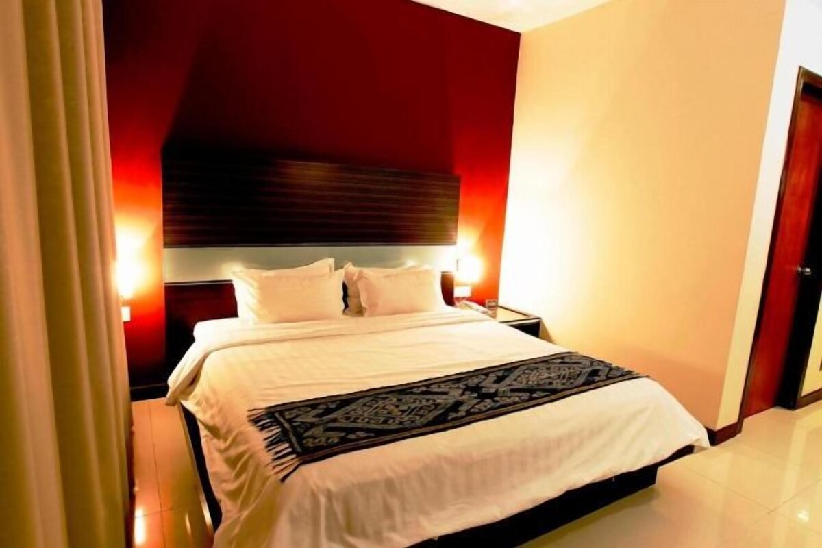 Minibar, in-room safe, desk, iron/ironing board