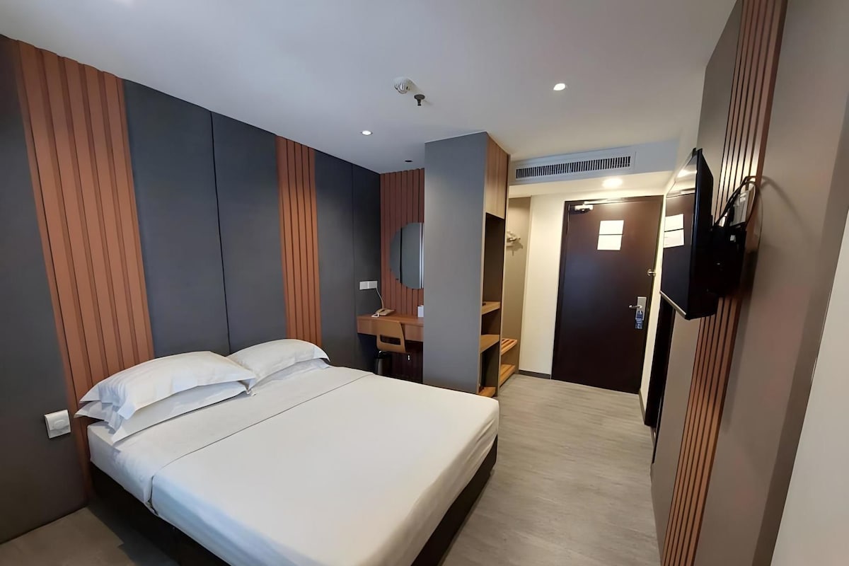 Minibar, safe på rommet, skrivebord og strykejern/-brett