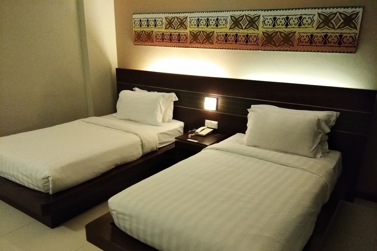 Minibar, in-room safe, desk, iron/ironing board