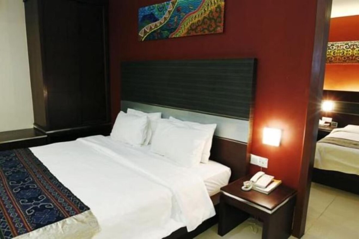 Minibar, in-room safe, desk, iron/ironing board