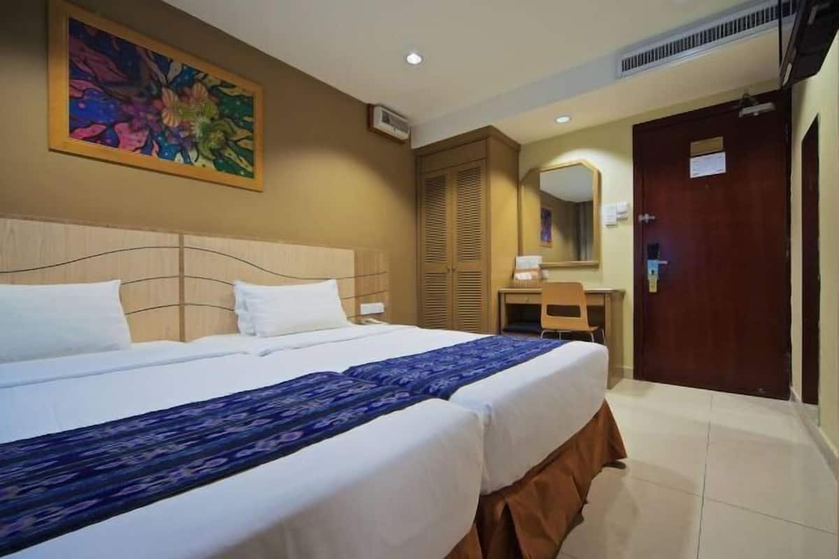 Minibar, in-room safe, desk, iron/ironing board