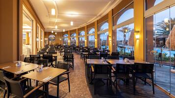 3 restaurants servant le petit déjeuner, le déjeuner et le dßner