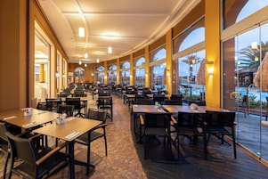 3 restaurantes: opção de café da manhã, almoço e jantar
