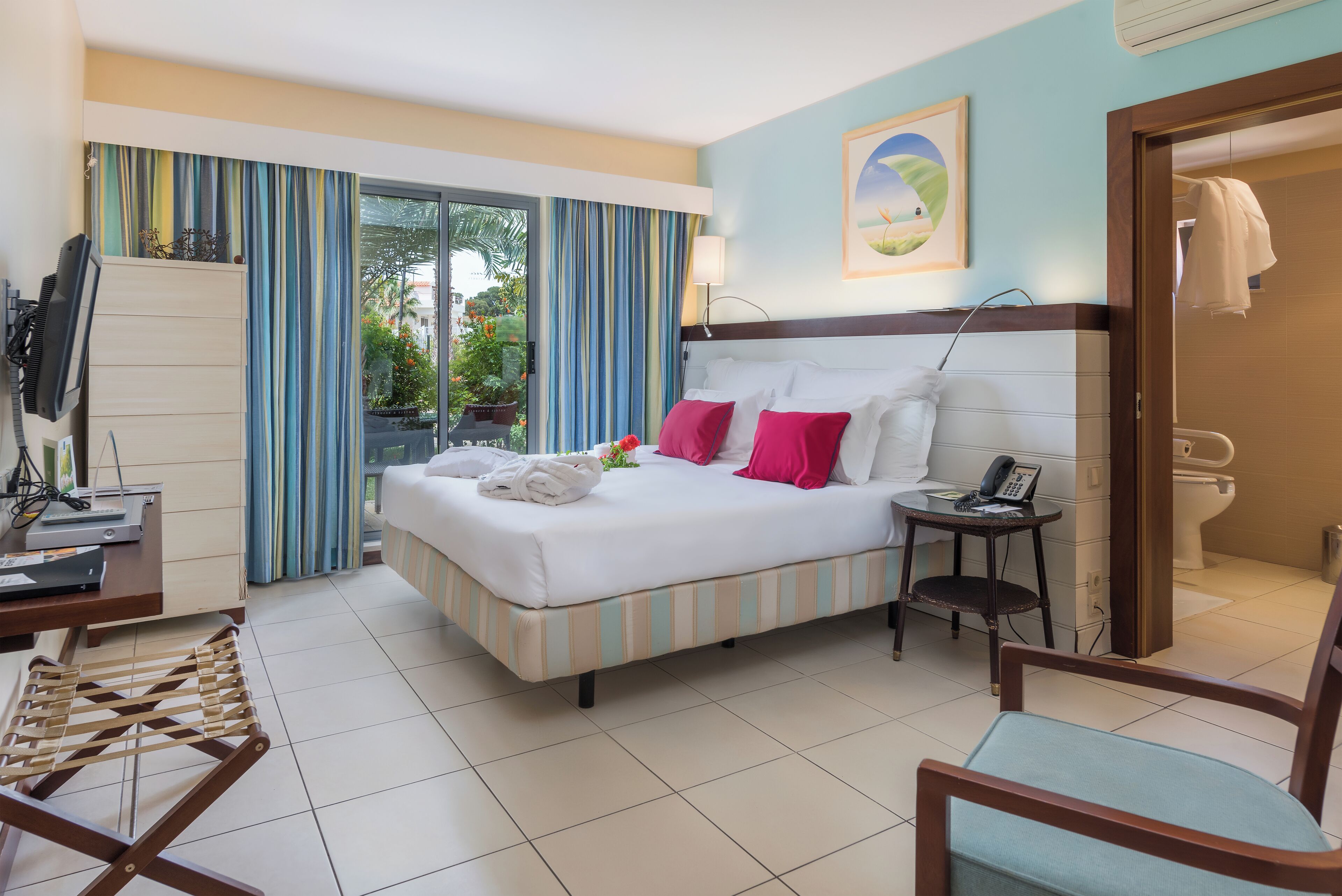 classic twin room | minibar, in-room safe, desk, blackout curtains