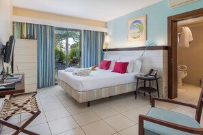 Minibar, coffres-forts dans les chambres, bureau, rideaux occultants