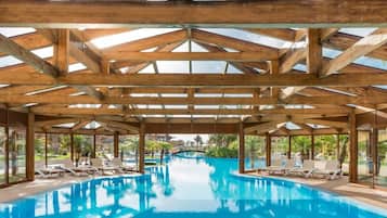 Indoor pool, 3 outdoor pools, pool loungers