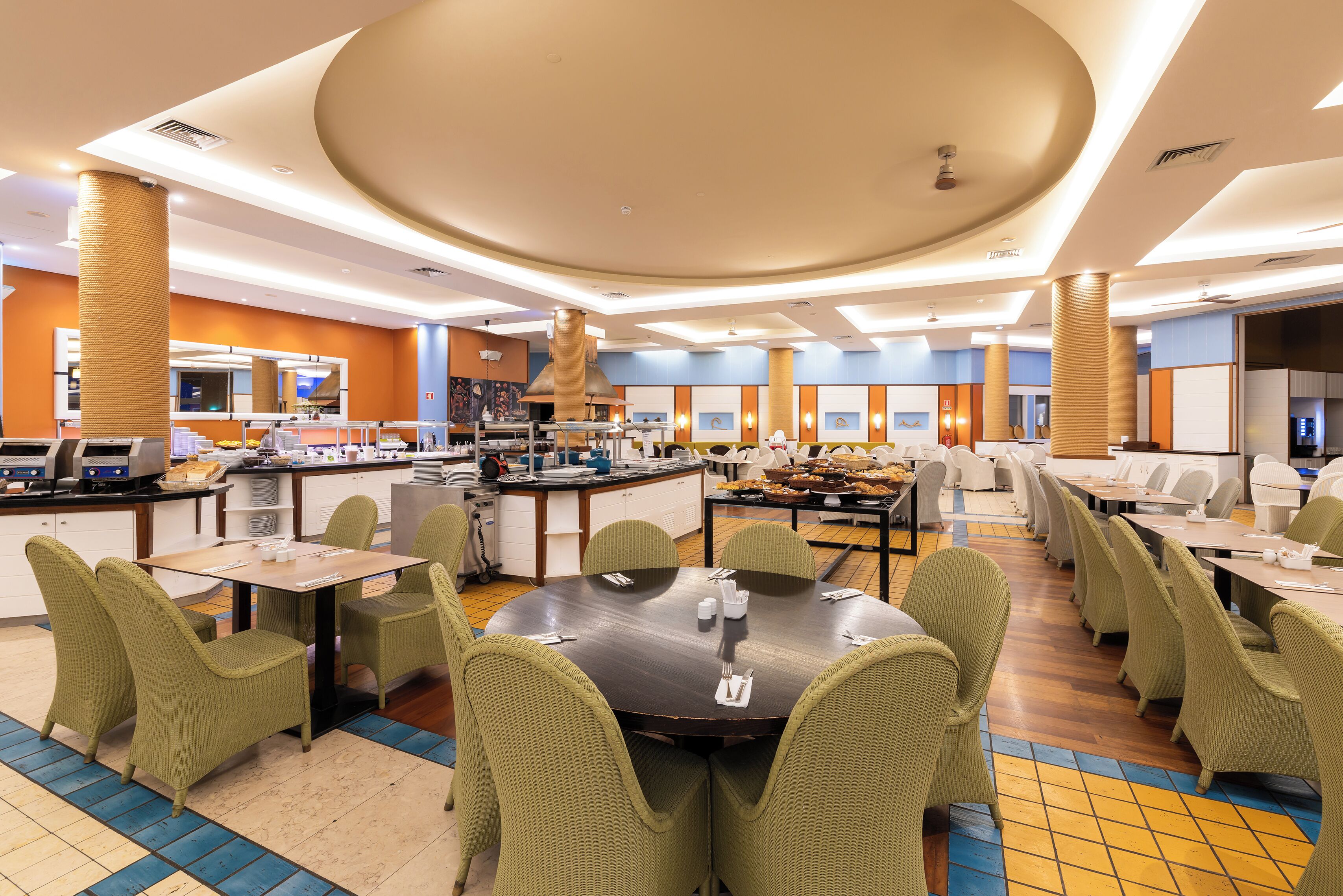 3 restaurants, breakfast, lunch, dinner served; international cuisine